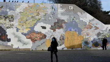 Mural art u stanice Vltavská v lednu 2021, autory jsou výtvarníci Pavel Dušek a Josef Šmíd