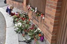Lidé truchlí na místech, která jsou spojena s Karlem Gottem. Jeho rodná Plzeň vyvěsila černou vlajku