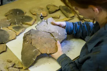 Archeologové našli v přerovské nemocnici stopy pravěkých zemědělců