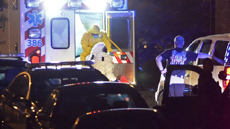 Lékaři převážejí druhou nakaženou zdravotnici z Dallasu