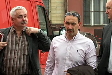 Policie stíhá trojici, která chtěla zamést rychlou jízdu Dlouhého