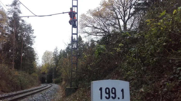 Opravy po vichřici na železniční trati České Budějovice – České Velenice