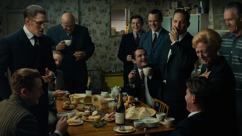 Legendy zločinu (2015, režie: Brian Helgeland)