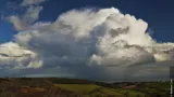 Kumulonimbus – přeháňkový oblak s dobře patrnou vláknitou strukturou na horním okraji v centrální části oblaku