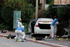Útočníci v izraelském městě Raanana najeli auty do lidí