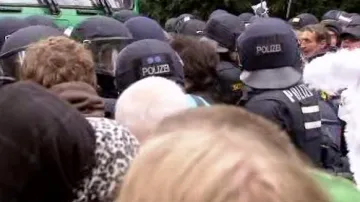Německá policie zasahuje proti demonstrantům ve Stuttgartu