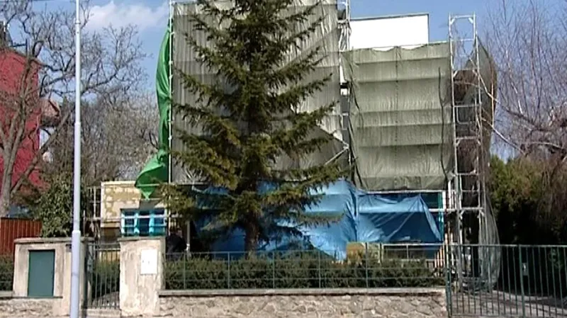 Haselmannův dům zatím zakrývá lešení