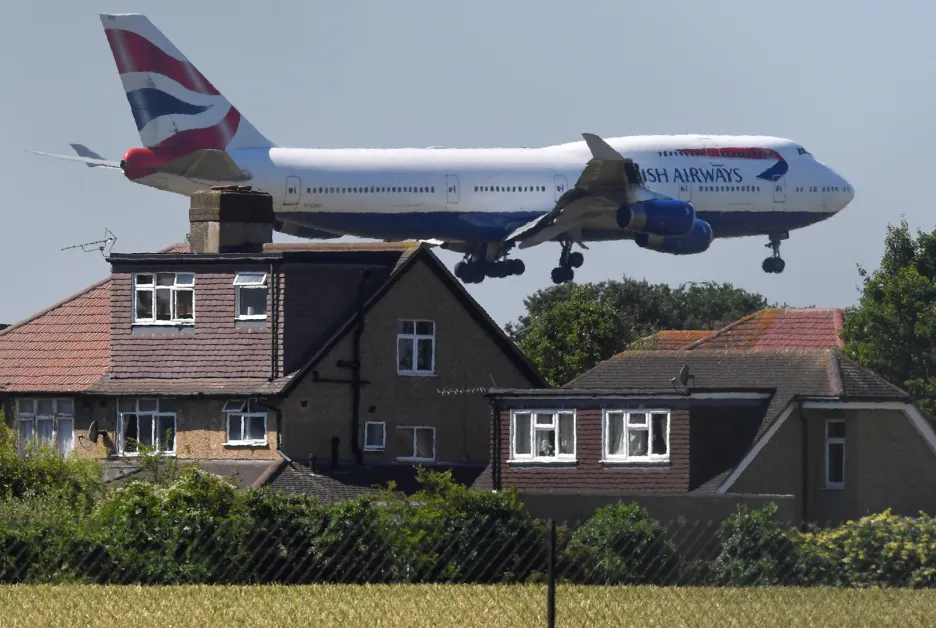 Boeing 747 Britských aerolinek při přistávání nedaleko londýnského letiště Heathrow
