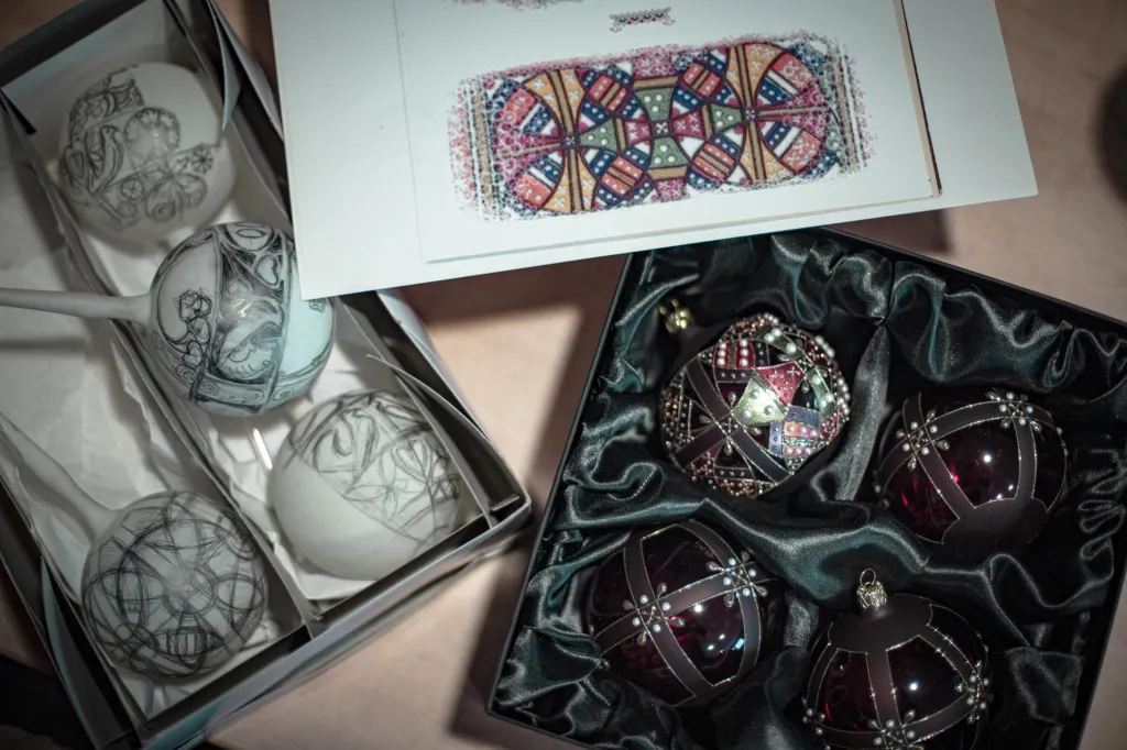 Jičínská výrobna vánočních ozdob Han dlouhodobě spolupracuje s vnučkou Alfonse Muchy Jarmilou Mucha Plockovou a pravnučkou sochaře Myslbeka Miladou Myslbekovou, které tvoří návrhy jednotlivých motivů