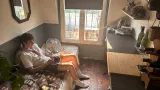 V řadě bytů ve starých pařížských domech, které nejsou vybaveny klimatizací, je během vlny veder neúnosné horko