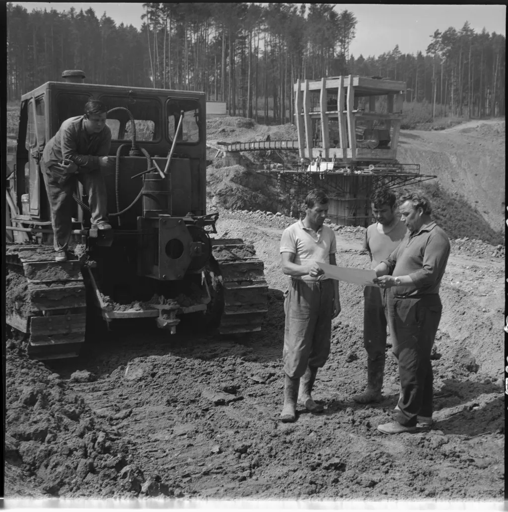 Na stavbě vodní nádrže na Malé Hané u Opatovic na Vyškovsku dokončili dělníci v roce 1972 práce na hlavních objektech celé přehrady, především na odběrné věži vody z vlastní nádrže, vlastní sypané hrázi, skluzu a vývaru vody