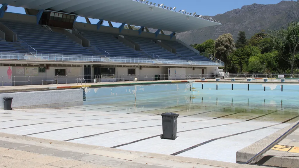 Prázdný bazén v Kapském Městě – voda do něj není