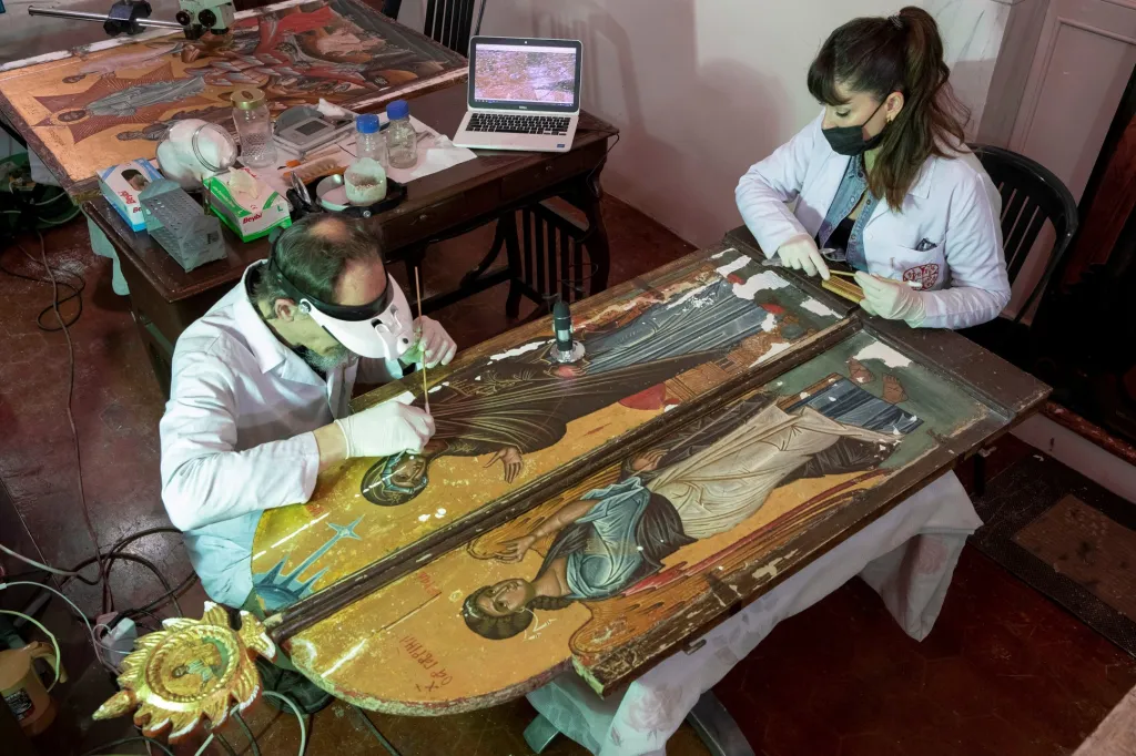 Restaurátoři v jednom z istanbulských kostelů obnovují sérii obrazů ze 16. století nazvanou Proměnění Páně