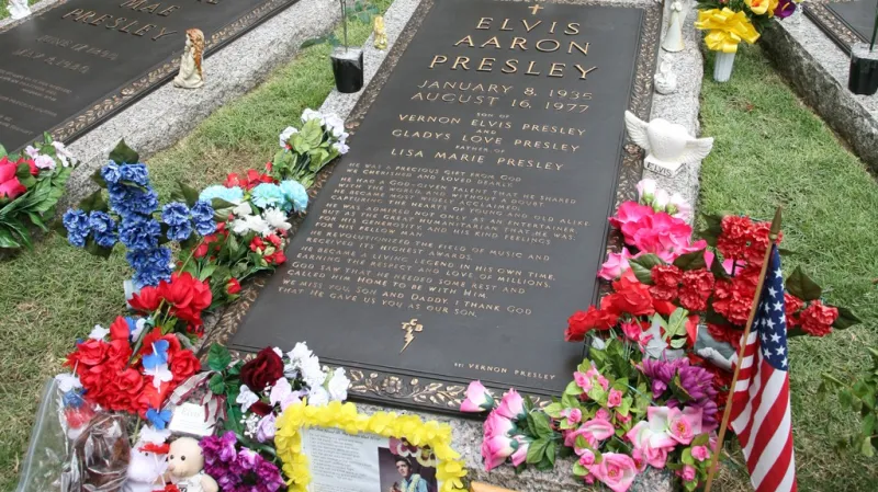 Rakev Elvise Presleyho v jeho sídle v Gracelandu