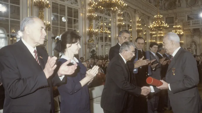 Gustav Husák blahopřeje Vlastimilu Brodskému v roce 1988