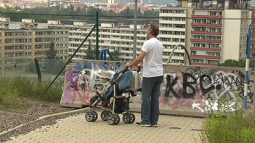 Schody k podchodu pod tratí blokují betonové panely