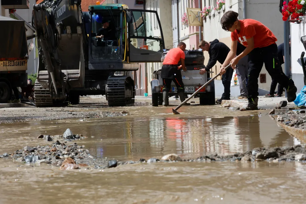 Lidé uklízí ulice v obci Črna nad Koroškem