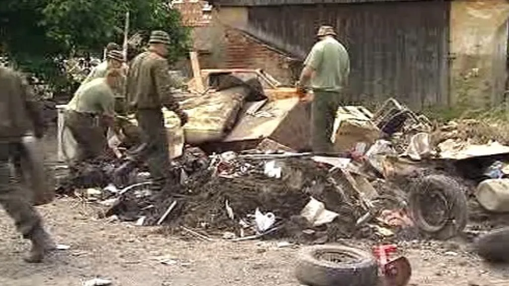 Lidé likvidují odpad po záplavách