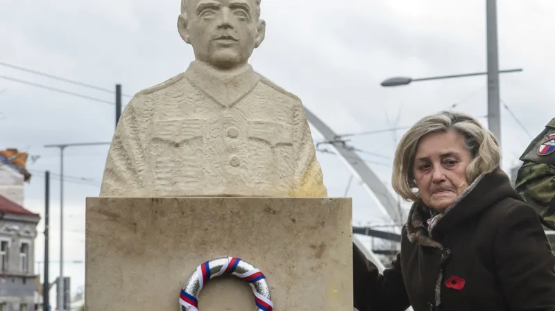 Pamětnice Věra Nývltová s bustou Josefa Šandery v Hradci Králové (r. 2017)