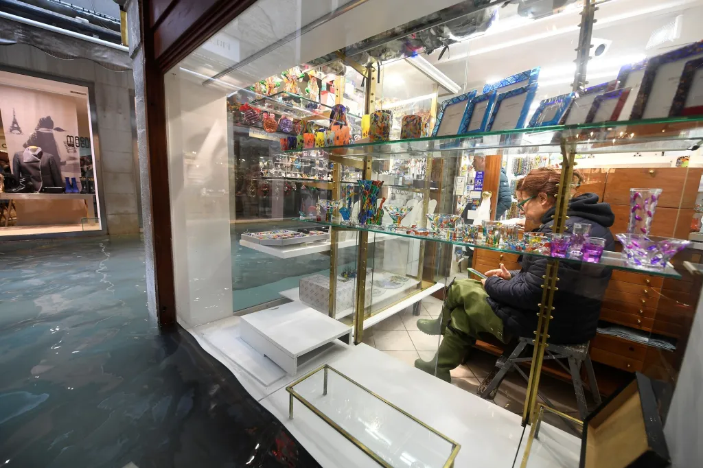 Voda během pátečního dopoledne dosáhla výšky 155 centimetrů nad běžnou hladinu