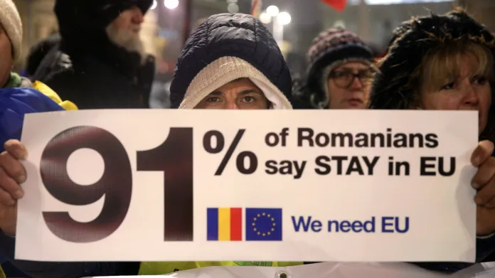 91 procent Rumunů chce zůstat v EU, hlásá transparent jednoho z demonstrantů v centru Bukurešti