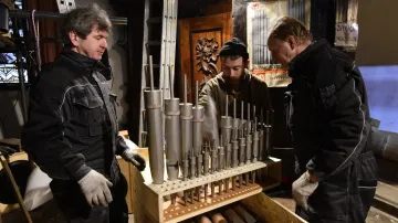 Varhanáři rozebírají Englerovy varhany v chrámu svatého Mořice v Olomouci