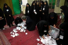 V íránských volbách drtivě vítězí stoupenci režimu. V Teheránu uspěl bývalý šéf policie