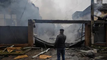 Pohled na dům, který shořel po zásahu ruským dronem