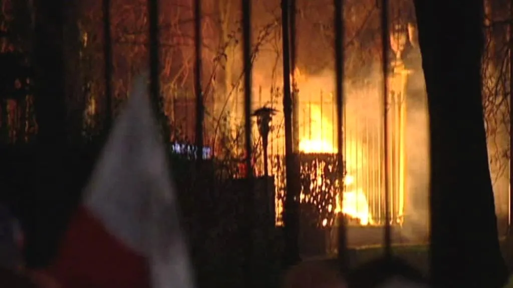 Plameny na ruské ambasádě ve Varšavě