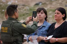 Na hranici mezi USA a Mexikem uvázly za zábranami na několik dní stovky migrantů