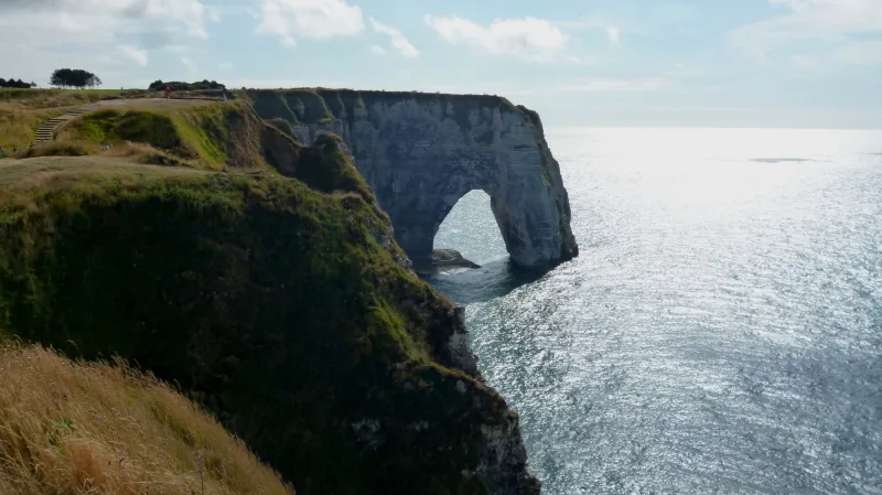 Počasí se na normandském pobřeží dokáže rychle měnit: mraky a déšť, střídá během několika minut slunce