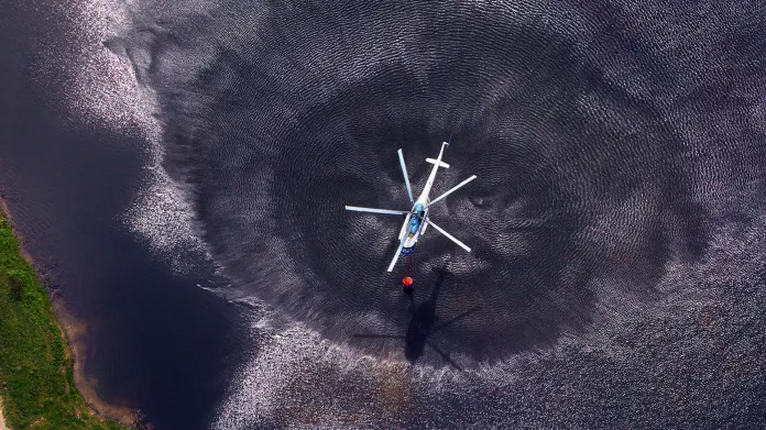 Vrtulník Mil Mi-8MTV tankující vodu do vaku
