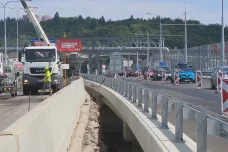Řidiči na Tomkově náměstí v Brně jezdí po novém mostě zatím jedním pruhem a v kolonách
