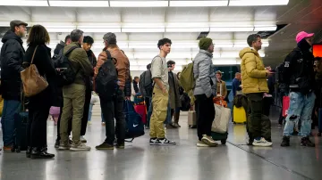 Srážka dvou vlaků ochromila železniční dopravu, ukazují snímky z madridského nádraží