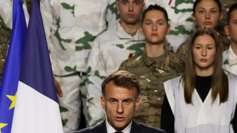 Emmanuel Macron při proslovu k vojákům, ilustrační snímek