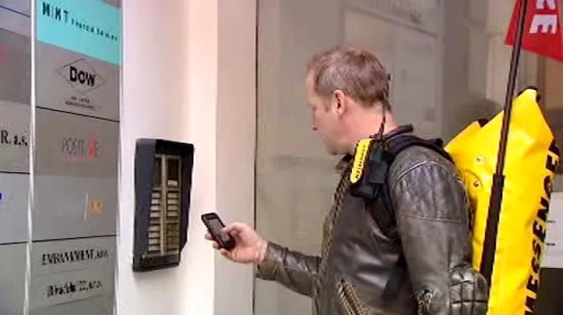 David Koller v roli kurýra