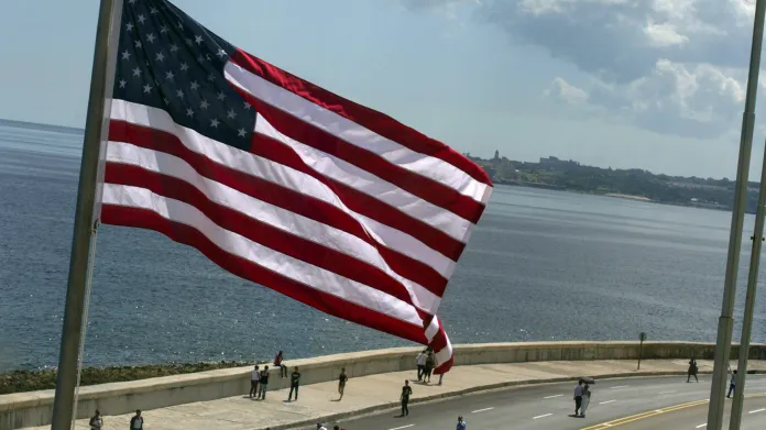 Vlajka u amerického velvyslanectví v Havaně