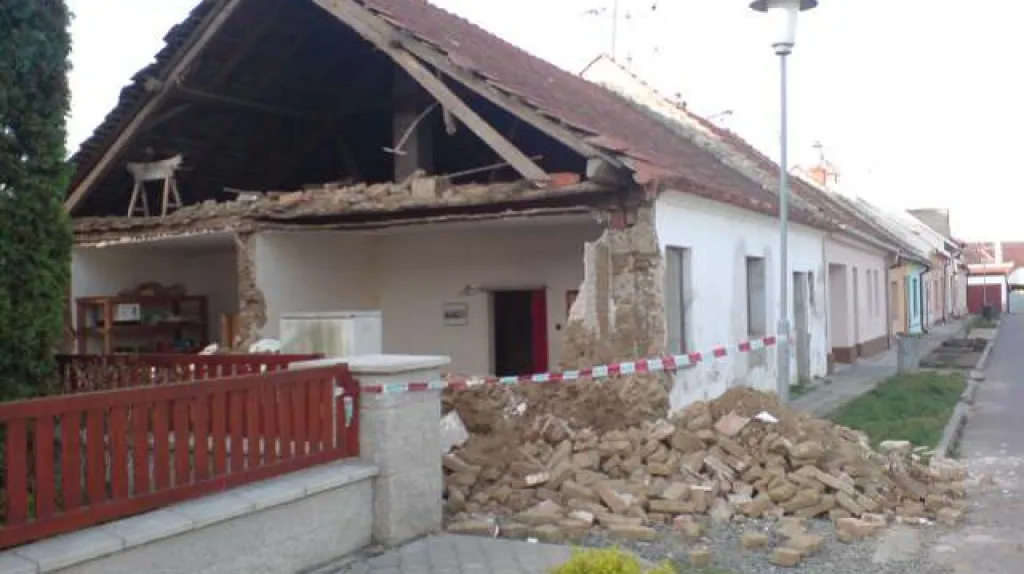 Spadená štítová zeď po větrnné smršti