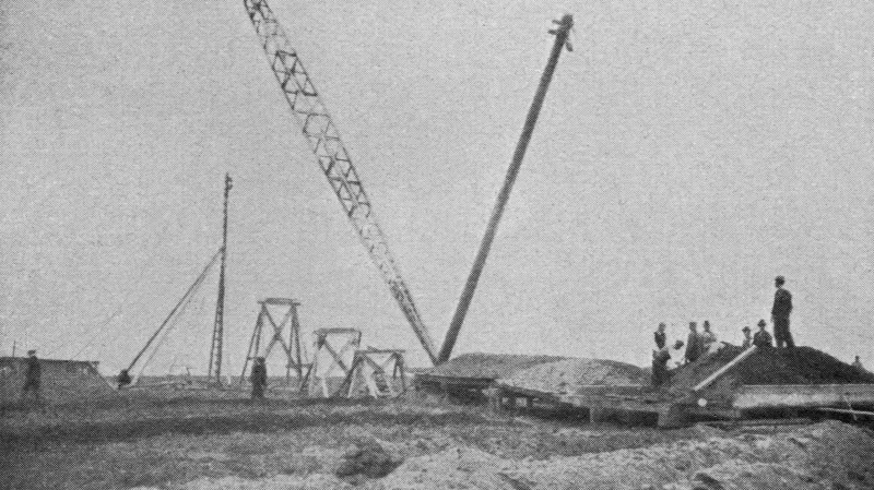 Stavba stožárů radiotelegrafní stanice ve Kbelích v roce 1923