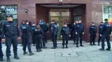 Policie před zavřenou mešitou v Hamburku
