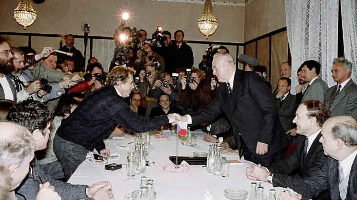 Václav Havel a Ladislav Adamec se zdraví před zahájením jednání vlády a Občanského fóra, 26. 11. 1989