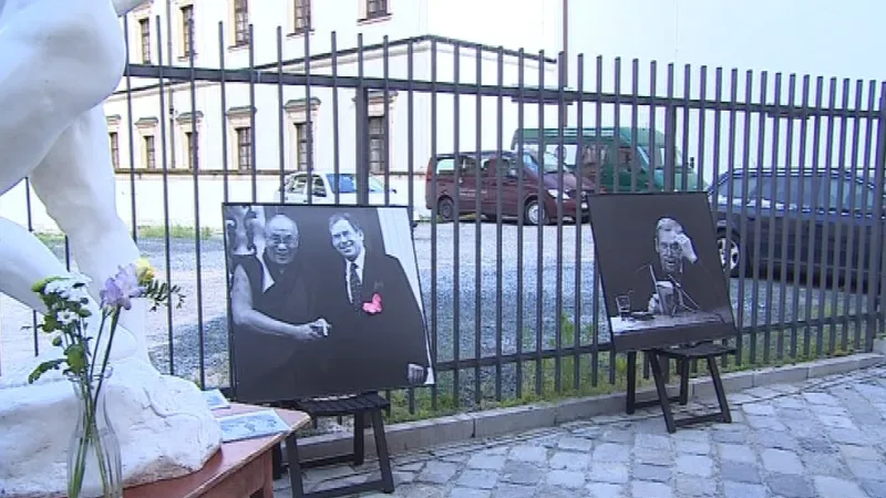 Uličku zdobily fotografie z Havlova prezidentského období