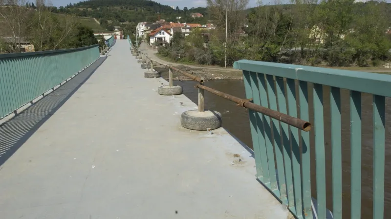 Trojská lávka po povodni v roce 2002