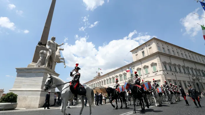 Italská prezidentská stráž na Quirinalu krátce před složením slibu nové vlády