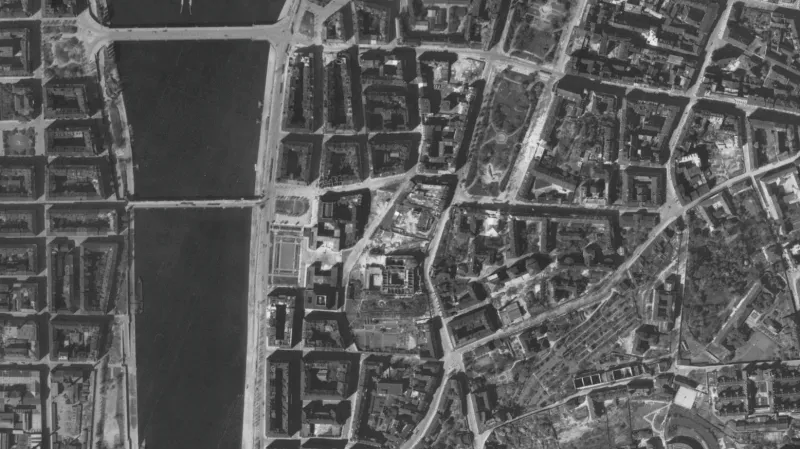 Dvě Prahy: Americké nálety v únoru 1945 znatelně zasáhly centrální oblast Prahy kolem Palackého mostu, Palackého náměstí, Karlova náměstí, ale i Vinohradské třídy