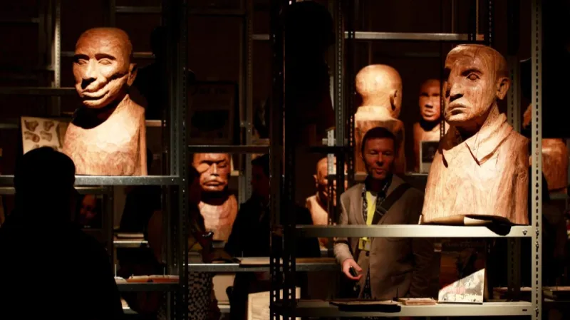 Soubor soch vystavuje Kader Attia