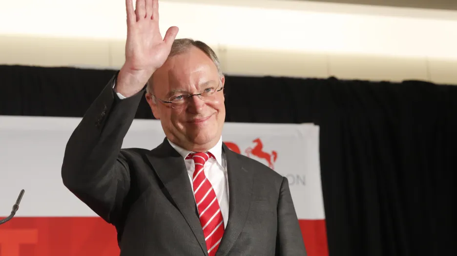 Lídr SPD Stephan Weil reaguje na první výsledky
