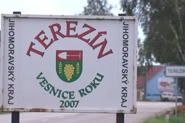 Soud řeší už druhou zpronevěru starostky Terezína – Vesnice roku 2007