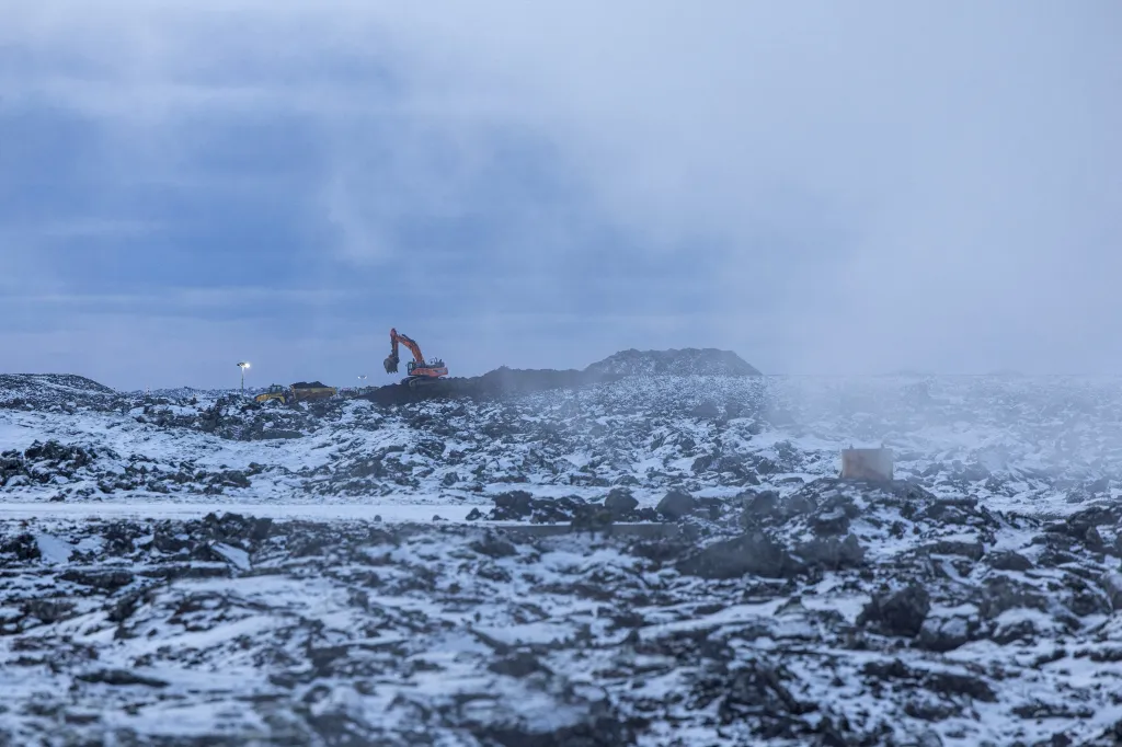 Islandští dělníci naváží zeminu. Chtějí odklonit možné proudy lávy