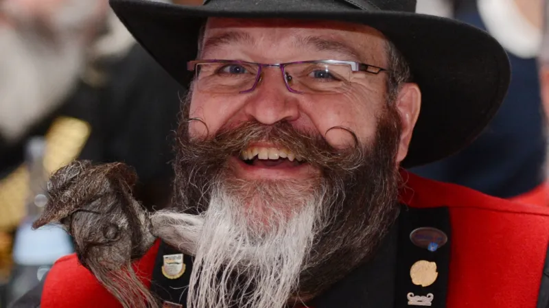 Jeden z domácích účastníků mistrovství světa vousáčů v Německu